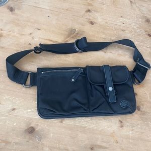 Lululemon Fannie Pack in Black